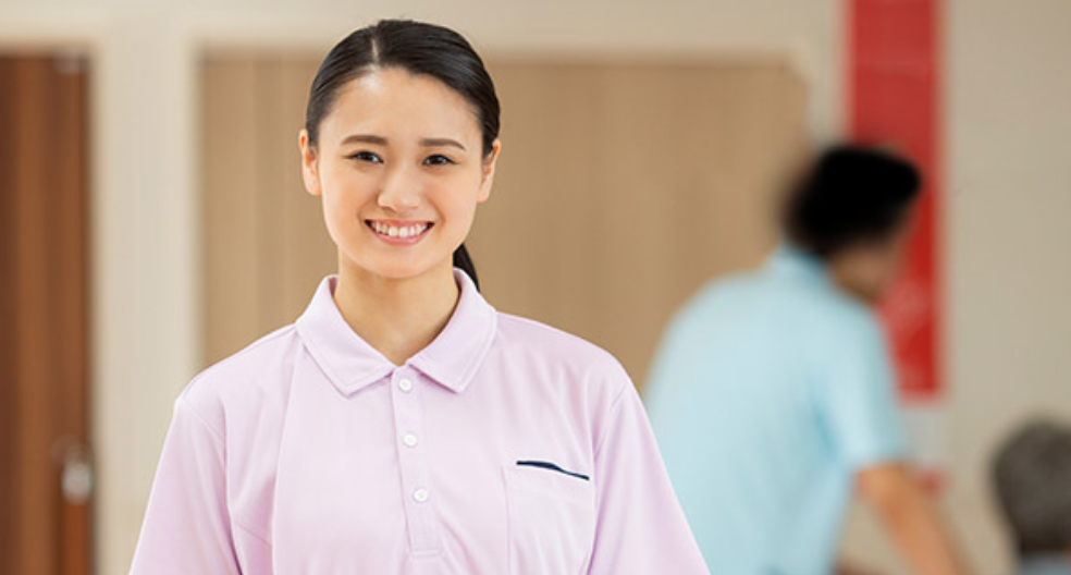 介護士の女性が微笑んでいる写真