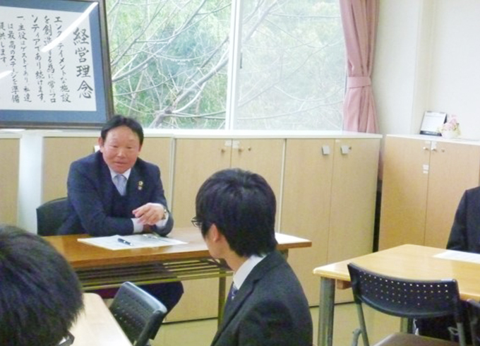 理事長からの御話を聞いている様子