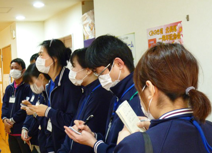 各事業所を訪問、見学している様子