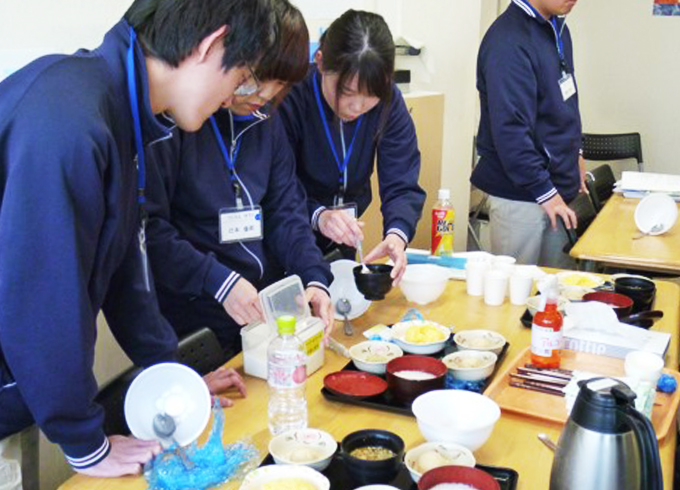 食事の準備をしている様子