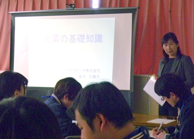 講師から技術を学んでいる様子
