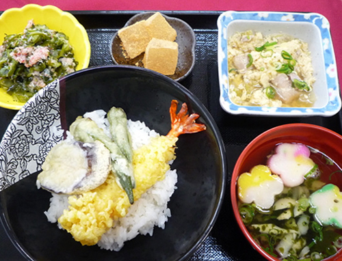 ひなた(小規模多機能ホーム)お食事の配膳の様子